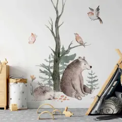 Duża naklejka na ścianę z leśnymi zwierzętami: siedzący niedźwiedź, jeż, ptaki i motyl przy drzewie.