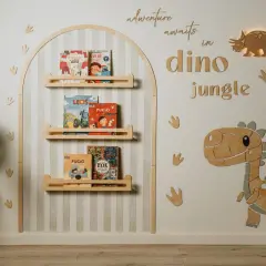 Drewniana dekoracja na ścianę: duży dinozaur, ślady łap i napis "dino jungle". Idealna dla małego fana dinozaurów.
