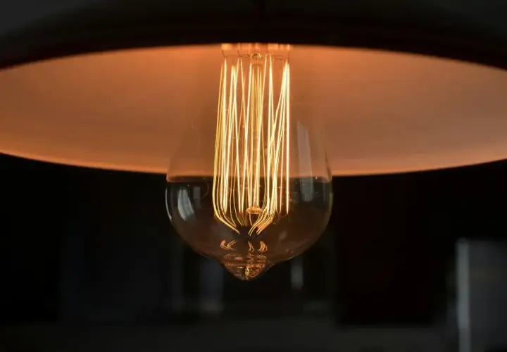 Żarówka Edisona z widocznym żarnikiem, idealna jako jaka żarówka do lampki nocnej, tworzy ciepły, przytulny blask.