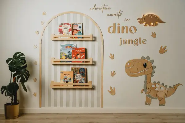Drewniana dekoracja na ścianę: duży dinozaur, ślady łap i napis "dino jungle". Idealna dla małego fana dinozaurów.